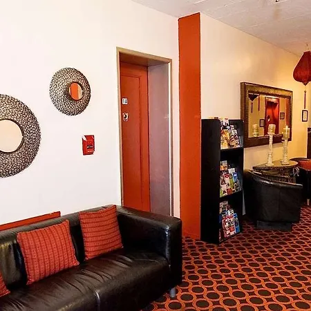 Royal Park Hostel *