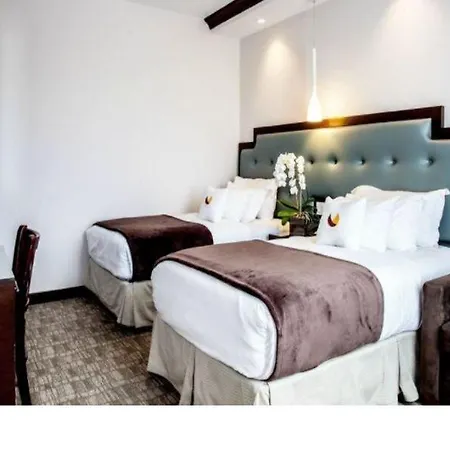 Hotel Aura Brooklyn 4*