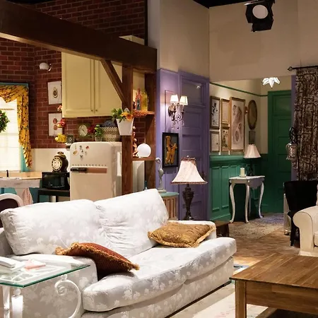 The Ultimate Sleepover At The Friends Experience Hotel *