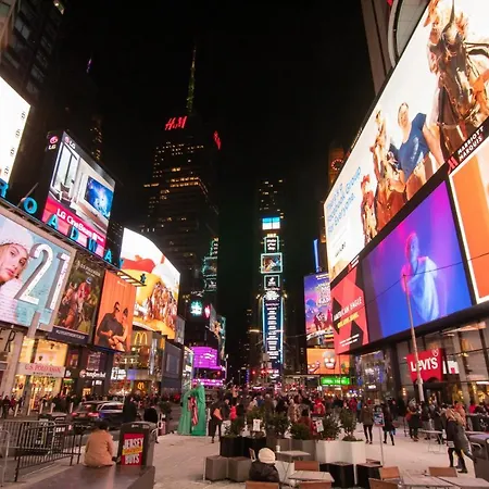 Prime Tourist Location! Midtown Hostel