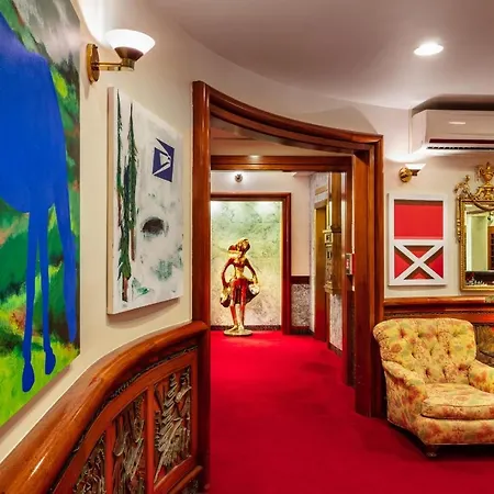 Hotel Roger Smith 3*