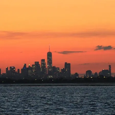 Chalet 60s Surf Camper With Nyc Skyline View In Rockaway *