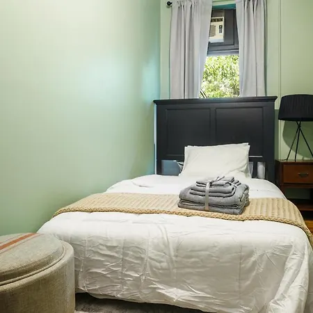 Lamartine Chelsea Hostel *