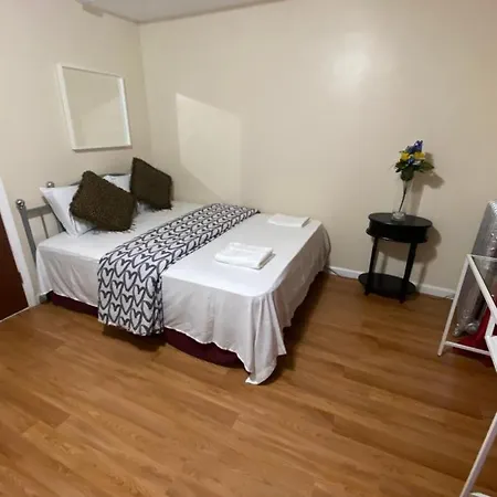 A Great In Queens Guest house
