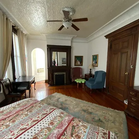 Pl And Gallery Bed & Breakfast 4*