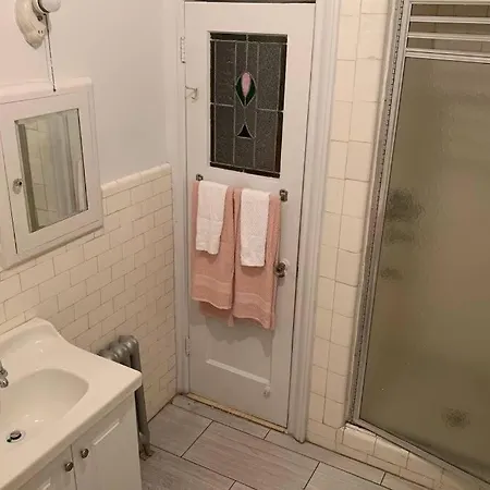 Cozy 2 Bedroom In Queens *
