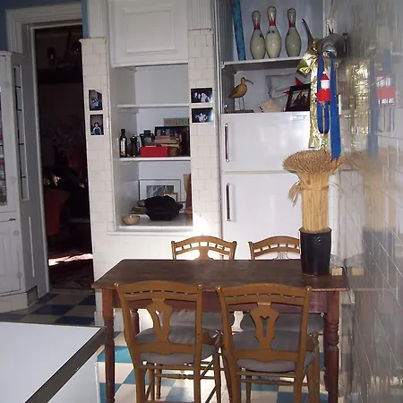 Brownstone Bed And No Breakfast Apartment *