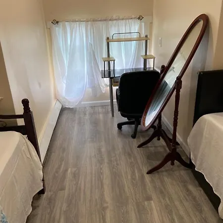 A In Queens Guest house *