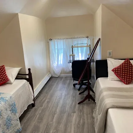 A In Queens Guest house *