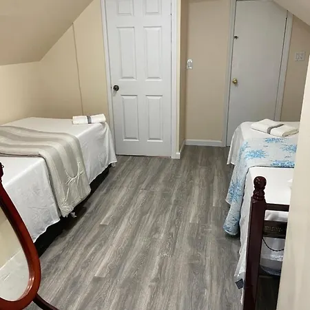 A In Queens Guest house *