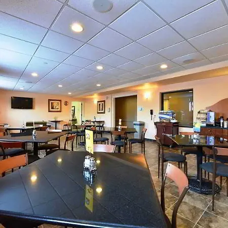 Hotel Country & By Radisson, Staten Island 3*