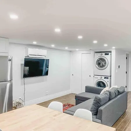 Luxury With Backyard + Close Transportation Apartment