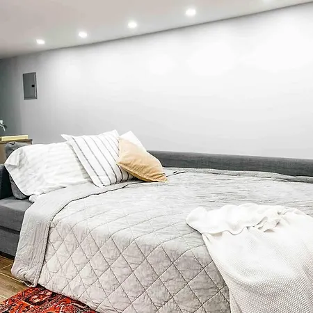 Luxury With Backyard + Close Transportation * New York