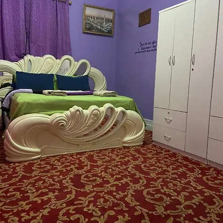 Guest house A Lavish In Queens