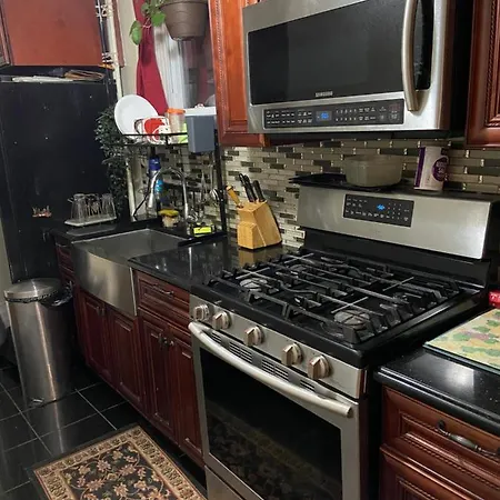 Guest house A Lavish In Queens *
