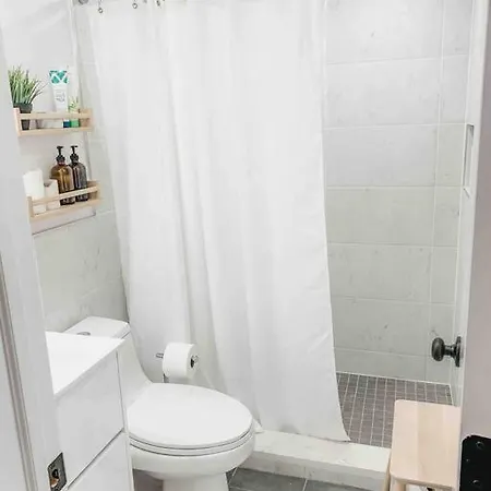 Apartment Luxury With Backyard + Close Transportation *
