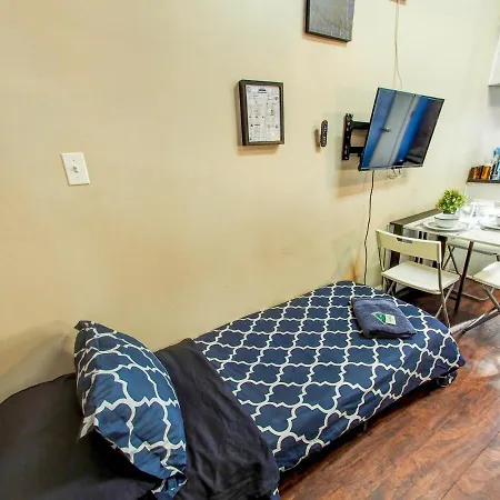 Hello Broadway Apartment *