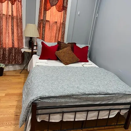 Guest house A Spacious In Queens *