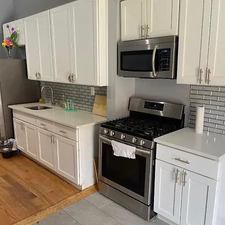 Guest house A Spacious In Queens
