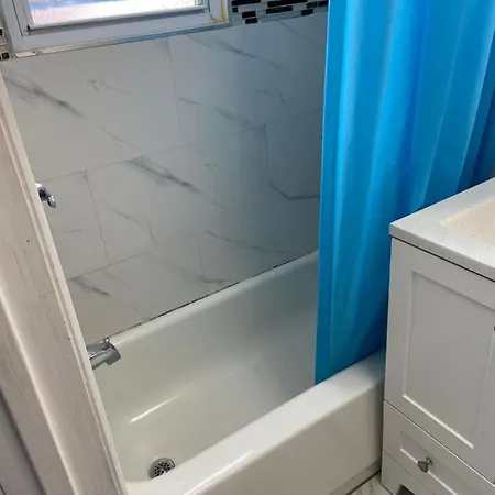 Guest house A Spacious In Queens