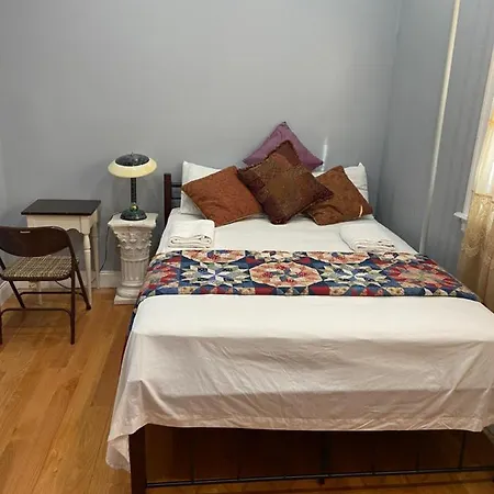 Guest house A Lovely In Queens New York