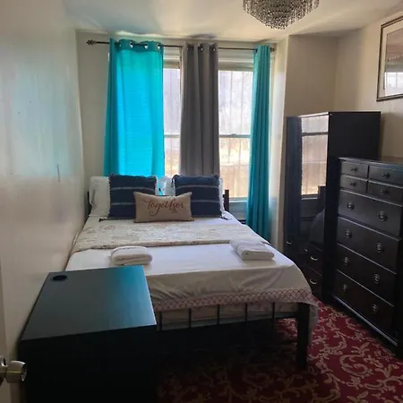 Guest house A Peaceful In Queens *