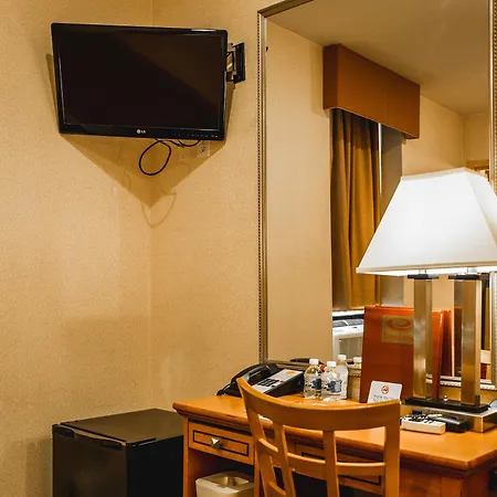 Econo Times Square Hotel 2*