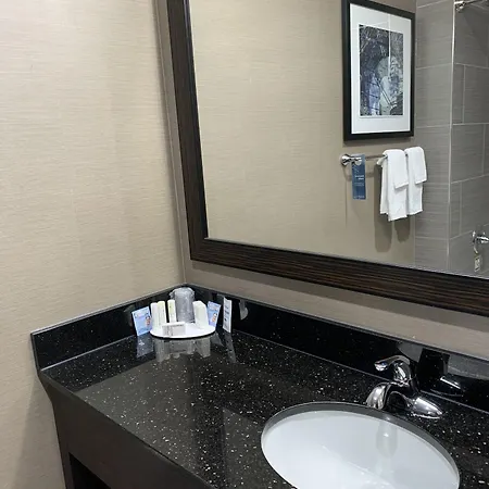 Fairfield & By Marriott Staten Island Hotel
