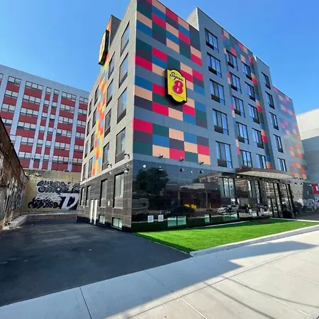 Super 8 By Wyndham Brooklyn Williamsburg