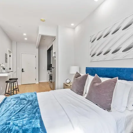 Maison Bella - Modern Studio W Charming Juliet Balcony