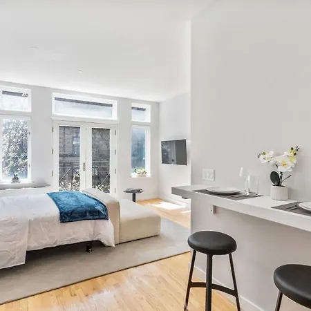 Maison Bella - Modern Studio W Charming Juliet Balcony Holiday home