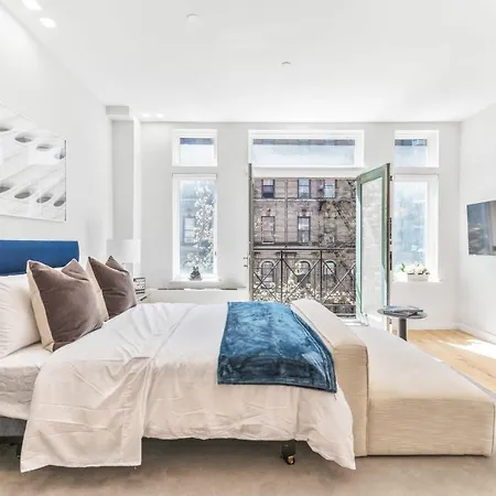 Maison Bella - Modern Studio W Charming Juliet Balcony