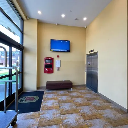 Super 8 By Wyndham Brooklyn Williamsburg