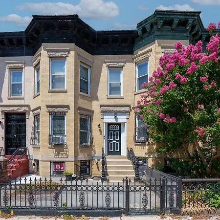 Lovely 2 Bedroom In The Hearts Of Crown Heights Apartment *