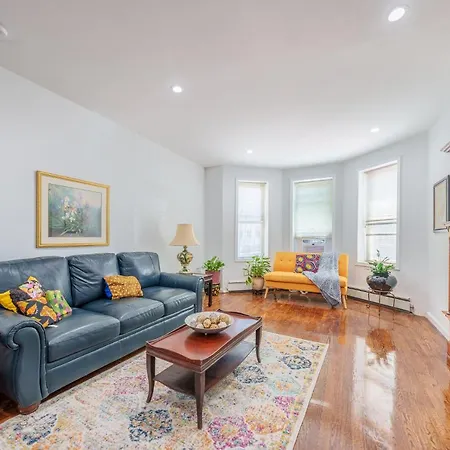 Lovely 2 Bedroom In The Hearts Of Crown Heights Apartment *