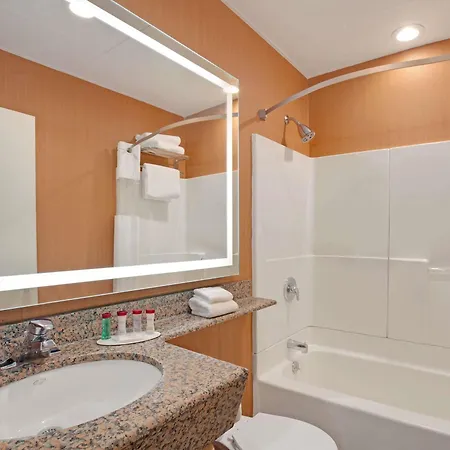 Ramada By Wyndham Bronx Hotel 3*