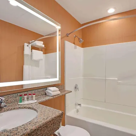 Ramada By Wyndham Bronx 3*
