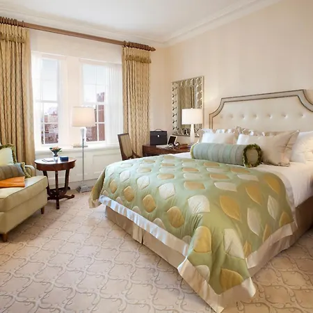 Hotel The Pierre, A Taj Hotel,