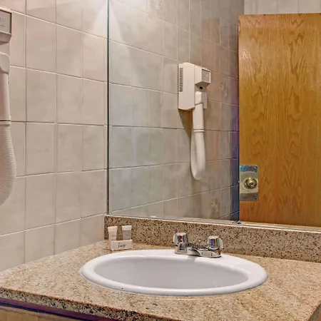 Hotel Super 8 By Wyndham Jamaica North Conduit