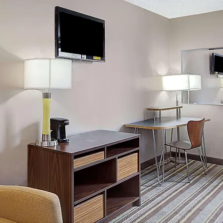 Super 8 By Wyndham Jamaica North Conduit Hotel