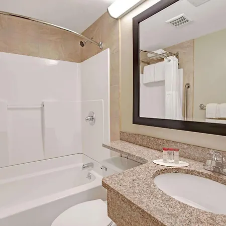 Ramada By Wyndham Staten Island 3* New York