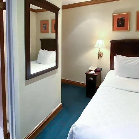 Clarion Park Avenue Hotel 2*