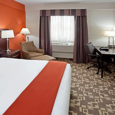Express Maspeth By Ihg Hotel 2*