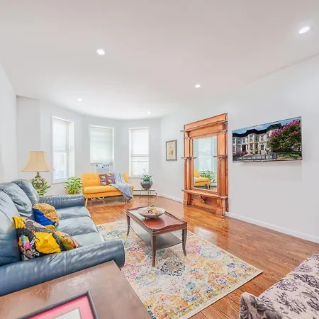Lovely 2 Bedroom In The Hearts Of Crown Heights Apartment *