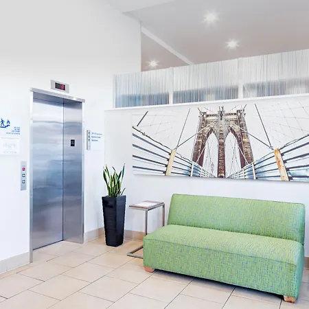 Express Brooklyn By Ihg Hotel 3*