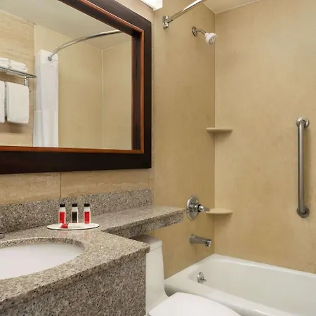 Days By Wyndham Long Island Hotel 3*