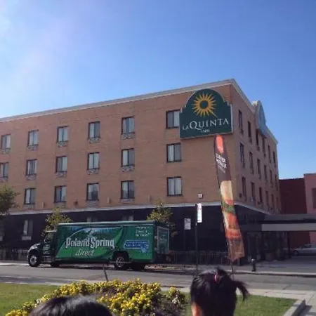 Hotel La Quinta By Wyndham Queens 3*