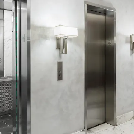 Aura Times Square 4*