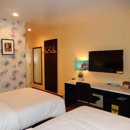 Quality Near Sunset Park 3*