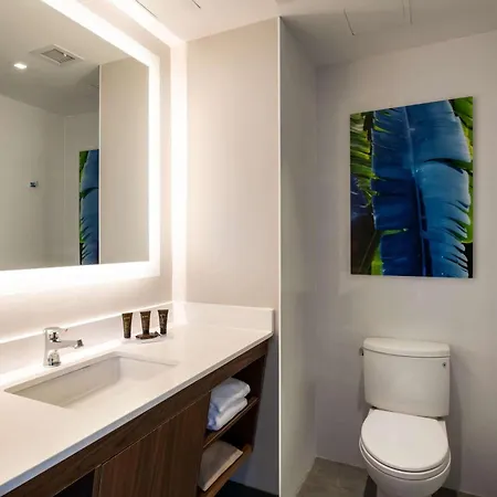 Wingate By Wyndham Long Island Hotel